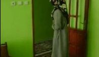 namaz kılan kadına bakın